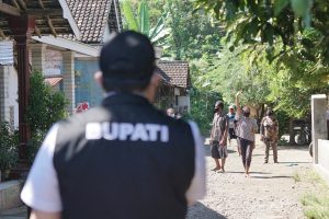 Bupati Kediri Berikan Semangat Moral ke Warga Isolasi di Desa Janti Tarokan