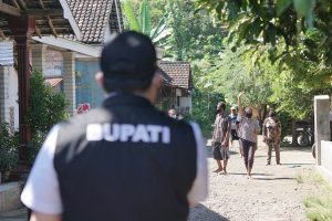 Bupati Kediri Berikan Semangat Moral ke Warga Isolasi di Desa Janti Tarokan