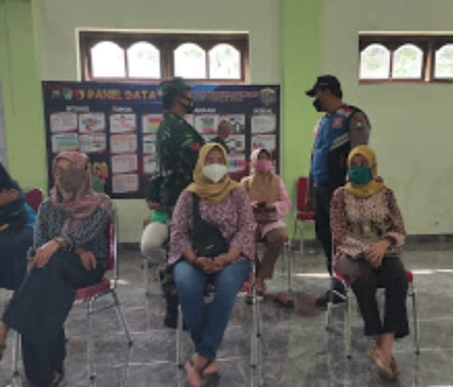 Ratusan Warga Tretek Pare Kediri Jalani Vaksin Tahap II di Kantor Desa