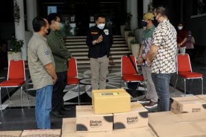 Tak Bisa Sendirian Tangani Covid-19, Wali Kota Eri Terima Bantuan dari PT HM Sampoerna