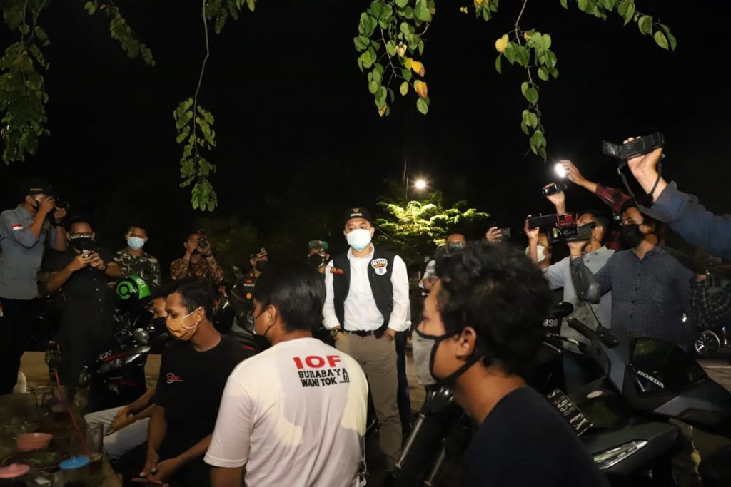 Temukan Pelanggar PPKM Darurat, Satgas Pemkot Surabaya Langsung Ajak Piknik ke Makam Covid 19