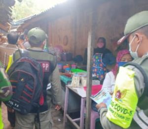 Satpol PP Kota Kediri Gelar Giat Edukasi Prokes ke PKL dan Pengunjungnya