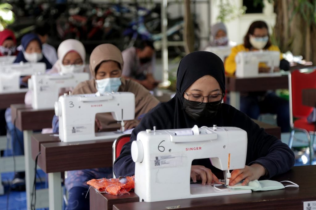Kasus Covid-19 Meningkat, Pemkot Perbanyak Bikin Masker di Balai Kota Surabaya