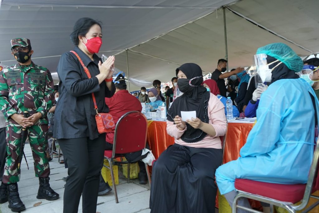 Ketua DPR RI Kunjungi Vaksinasi Massal di Gelora 10 Nopember Surabaya