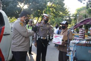 Polres Kediri Kota Bagikan Paket Sembako ke Warga Terdampak Pandemi