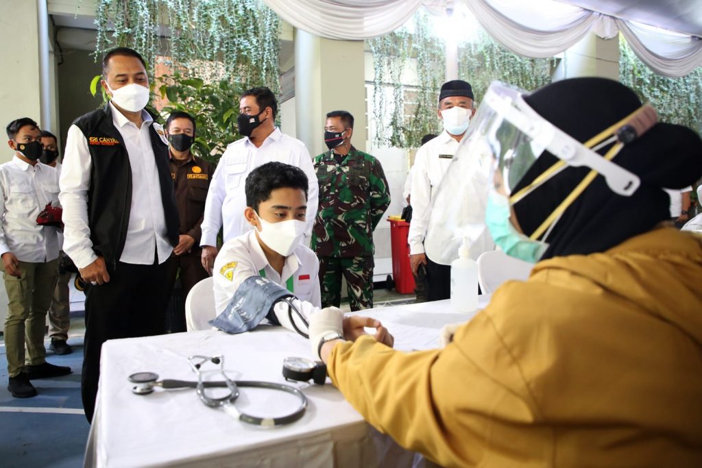 Dipantau Langsung Presiden Jokowi, Ribuan Pelajar Surabaya Ikuti Vaksinasi Massal Serentak se-Indonesia
