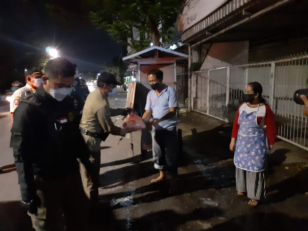 Edukasi Peraturan PPKM Darurat, Satpol PP Surabaya Gunakan Cara Humanis Sembari Berikan Bantuan Sembako
