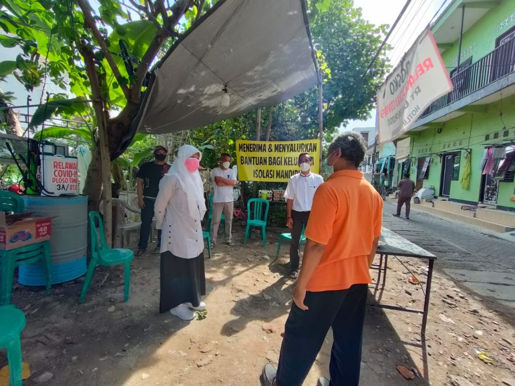 Support Posko Warga Peduli Pasien Isoman, Legislator Surabaya Hadir dan Serahkan Bantuan