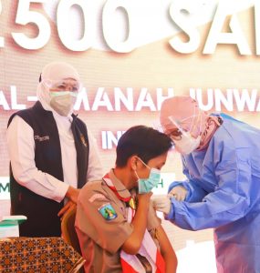 Gubernur Khofifah : Terimakasih Kepada Kepala Daerah Yang Percepat Pelaksanaan Vaksinasi Santri – Pelajar