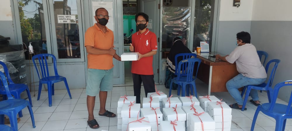 Support Pegawai TPU Keputih, Cak Sade Bantu Nasi Kotak di Hari Libur