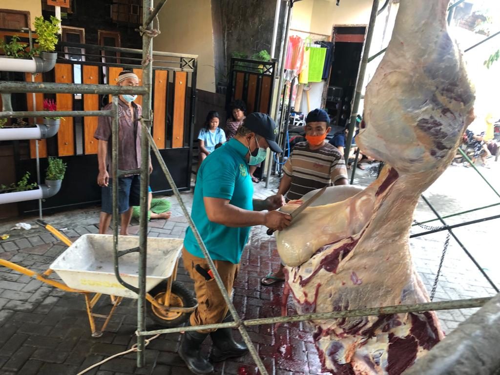 Potong 2 Ekor Sapi, Wartawan KOMPAK Bagikan Daging Kurban di Tengah Pandemi