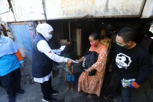 Blusukan ke Warga Kolong Jembatan di Tambak Asri Surabaya, Gubernur Khofifah Bagikan Paket Sembako