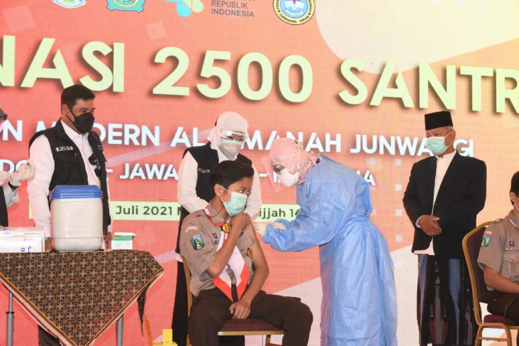 Gubernur Khofifah Ajak Lindungi Anak Jawa Timur dengan Masifkan Vaksinasi Covid-19