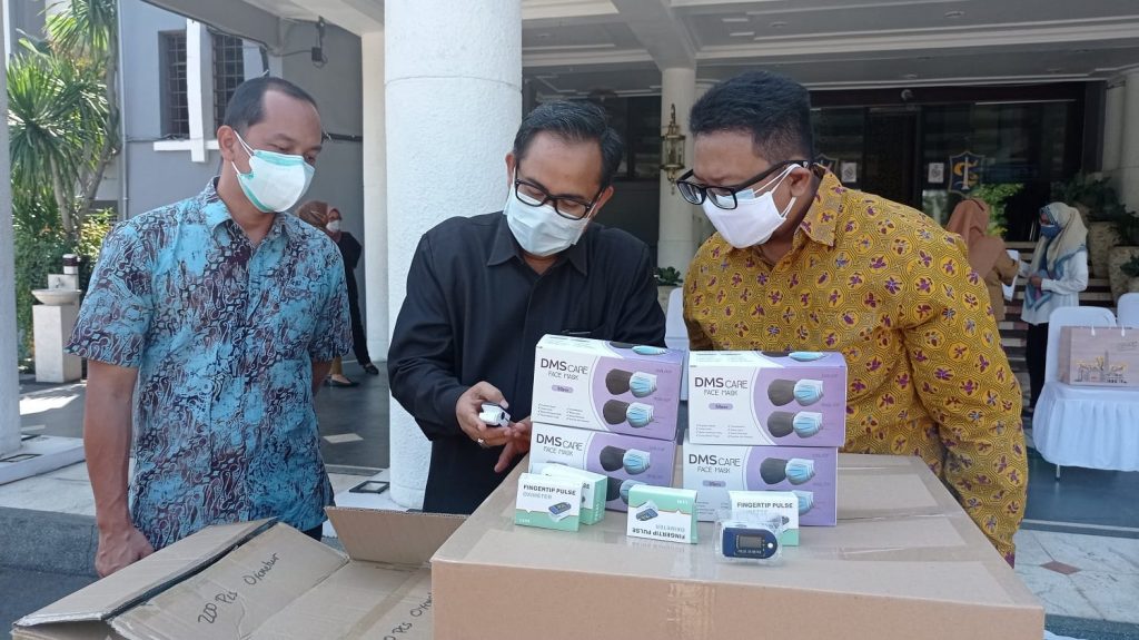 Respons ‘Surabaya Memanggil’, PT HM Sampoerna Donasikan Ratusan Oximeter
