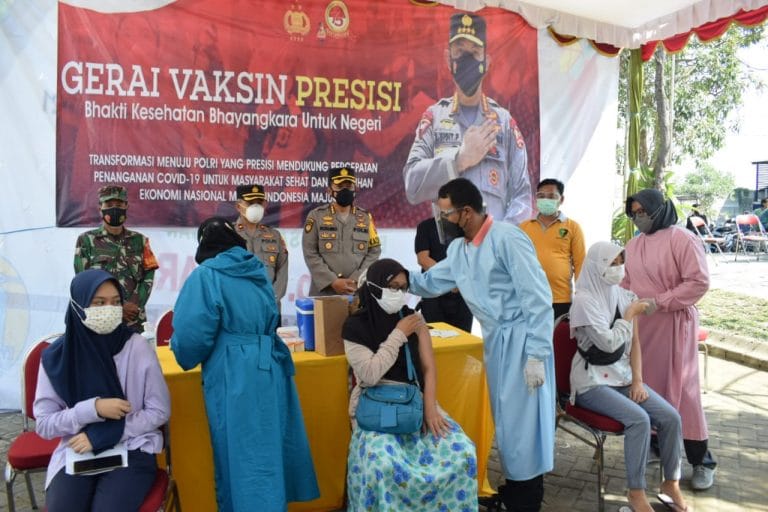 Kapolresta Sidoarjo Tinjau Vaksinasi Tahap Dua di Gerai Vaksin Bhakti Bhayangkara