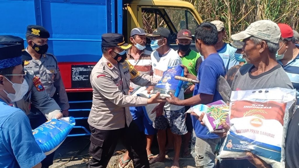 Polres Kediri Kota Beri Bantuan Sembako ke Pekerja Kuli Angkut Tebu