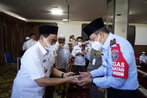 Tingkatkan Layanan OPD Tanah Bumbu, Bupati Zairullah Serahkan Mobil Dinas