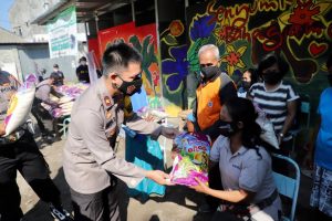 Ringankan Beban Warga di Masa Pandemi, Polres Kediri Bagikan Paket Sembako ke Beberapa Kawasan Pemukiman dan Komunitas