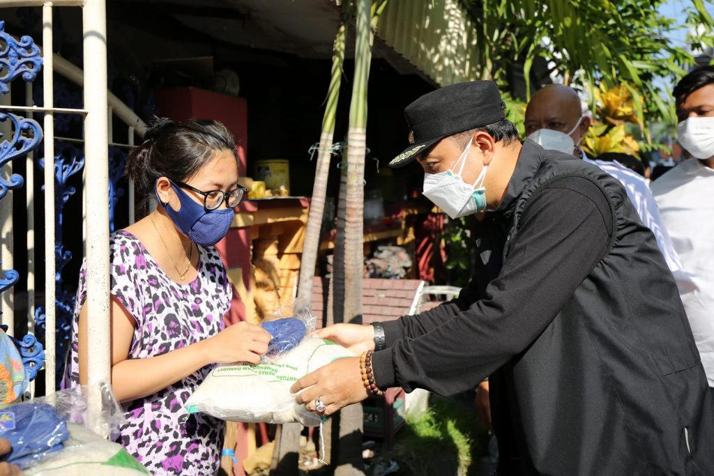 Pemkot Surabaya Salurkan 6000 Paket Beras ke Warga Terdampak Pandemi Covid-19