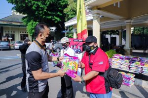 Pererat Silaturahim di Masa Pandemi, Polres Kediri Bagikan Paket Sembako ke Wartawan