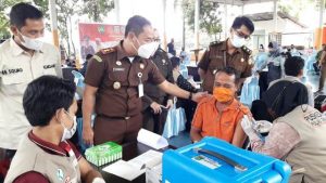 Peringati HBA ke 61 dan HUT IAD ke 21, Kejari Tanah Bumbu Gelar Vaksinasi Massal Gratis dan Baksos