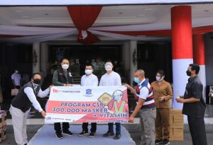 Terima Vitamin dan Ribuan Handsanitizer, Wali Kota Eri: Akan Dibagikan kepada Nakes dan Relawan Surabaya Memanggil