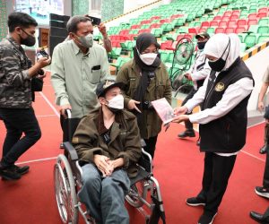 Gubernur Khofifah Terima Buku dari Penyandang Disabilitas