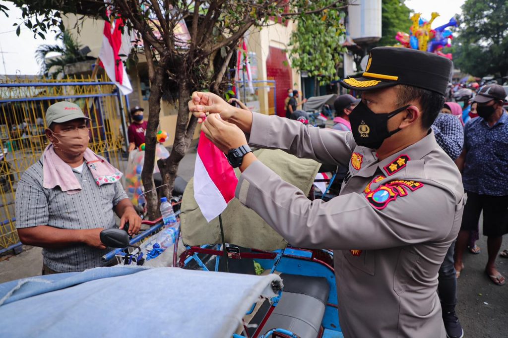 Kembali Bagikan Paket Sembako, Polres Kediri juga Sertakan Bendera Merah Putih
