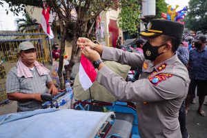 Kembali Bagikan Paket Sembako, Polres Kediri juga Sertakan Bendera Merah Putih