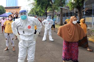 Semangati Warga yang Isoman di Hotel Asrama Haji, Wali Kota Eri Ikut Senam Pagi