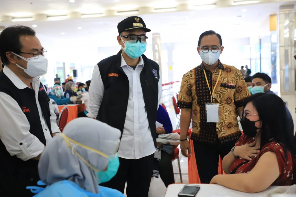 Dukung Kolaborasi Percepatan, Wali Kota Eri Tinjau Vaksinasi Massal di Graha Pena dan UPNV Jatim