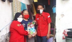 Dirikan Posko Gotong Royong, Kader PDIP Surabaya Bagikan Permakanan