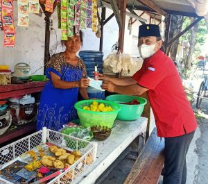 Kampanye Disiplin Prokes, Posko PDIP Surabaya Bagikan Masker dan Hand Sanitazer