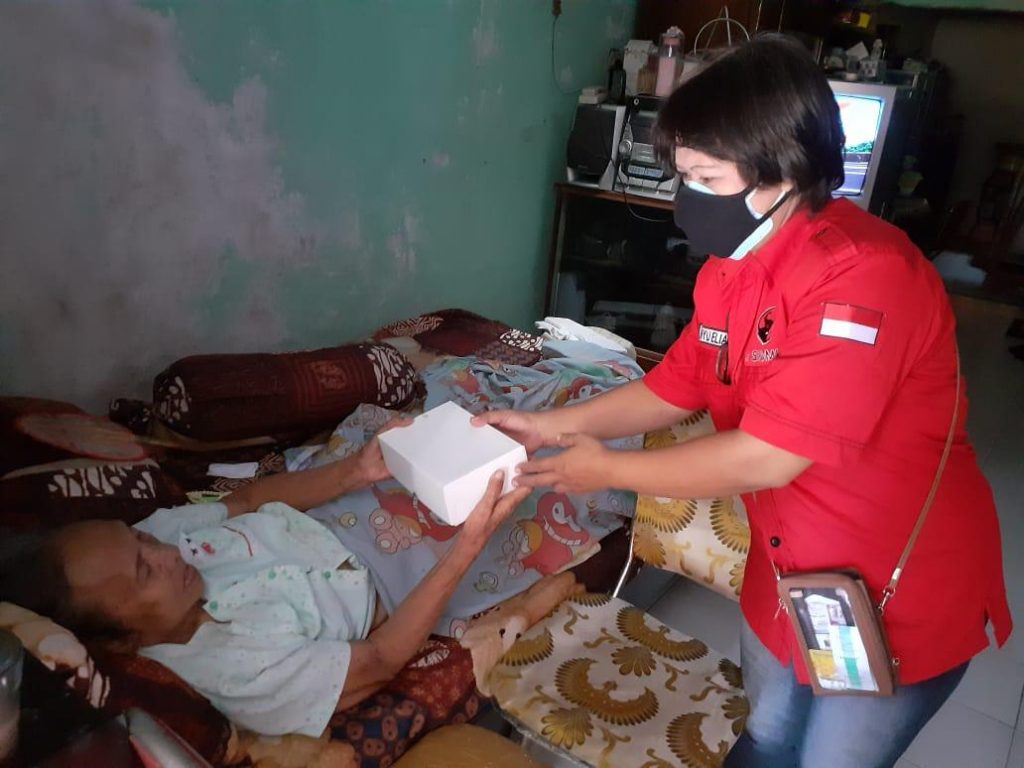 Bantu Warga Sakit dan Lansia, PDIP Surabaya: Kami Hadir di Saat Situasi Sulit