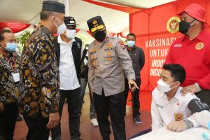 Didampingi Wali Kota Eri, Kabinda dan Kapolda Jatim Tinjau Vaksinasi Dosis Kedua Bagi Pelajar