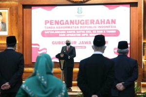 Gubernur Khofifah Sematkan Satyalancana Karya Satya 10, 20 dan 30 Tahun ASN Pemprov Jatim