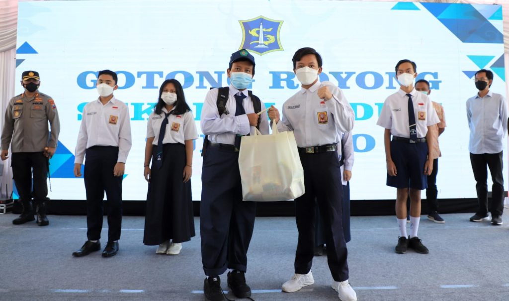 Wali Kota Eri Kagum dan Terharu Saat Pelajar SD SMP se Surabaya Serahkan Bantuan ke Sesama Pelajar Terdampak Pandemi