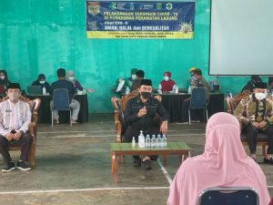 Pantau Vaksinasi, Bupati Zairullah Turut Bagikan Sembako