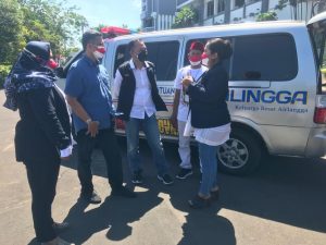 Mobil Ambulance Hasil Saweran Keluarga Besar Airlangga Diterima Wali Kota Surabaya