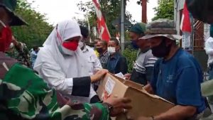 Wujud Kepedulian, Reni Astuti Bagi Sembako Bersama Berbagai Elemen