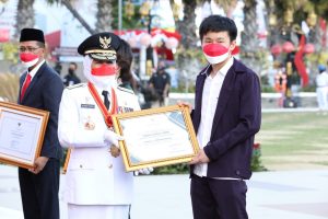 Gubernur Khofifah Bagi Penghargaan Siswa Berprestasi di Momen Upacara Penurunan Bendera HUT ke 76 Kemerdekaan RI