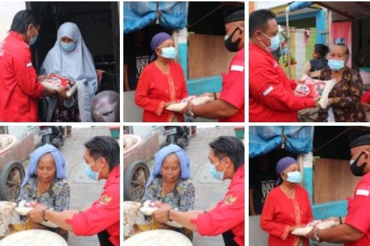 Gotong Royong, Komunitas Juang Merah Total Door to Door Salurkan Bantuan Permakanan