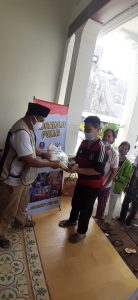 ‘GUSDURian Peduli’ Bagikan Beras ke Warga Terdampak Pandemi