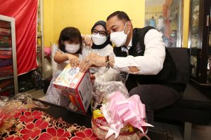 Peluk Erat Anak Yatim Piatu Korban Covid-19, Wali Kota Eri Tahan Air Mata