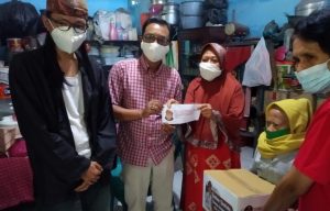 Dapat Keluhan melalui Medsos, Wakil Walikota Armuji Bantu Lansia di Pabean Cantian