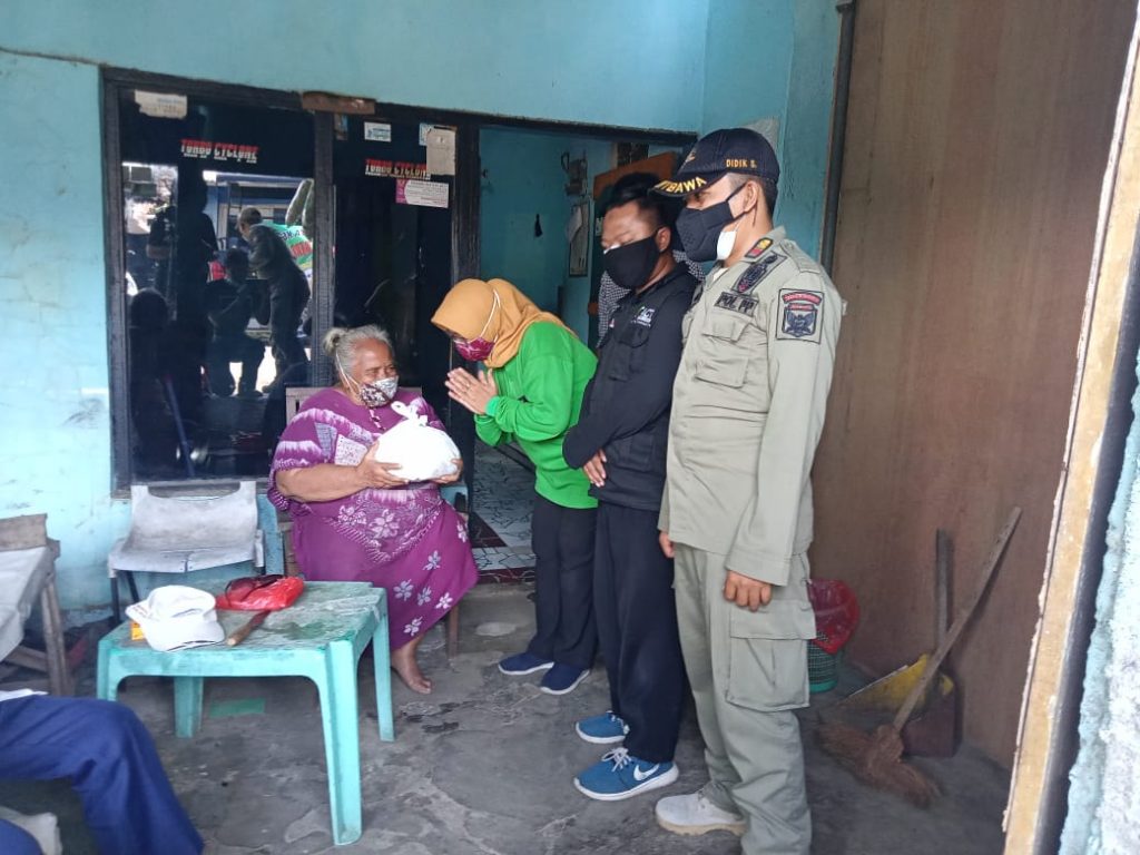 Bersama Relawan, Satpol PP Kota Kediri Donasikan Sembako ke Warga Terdampak Pandemi
