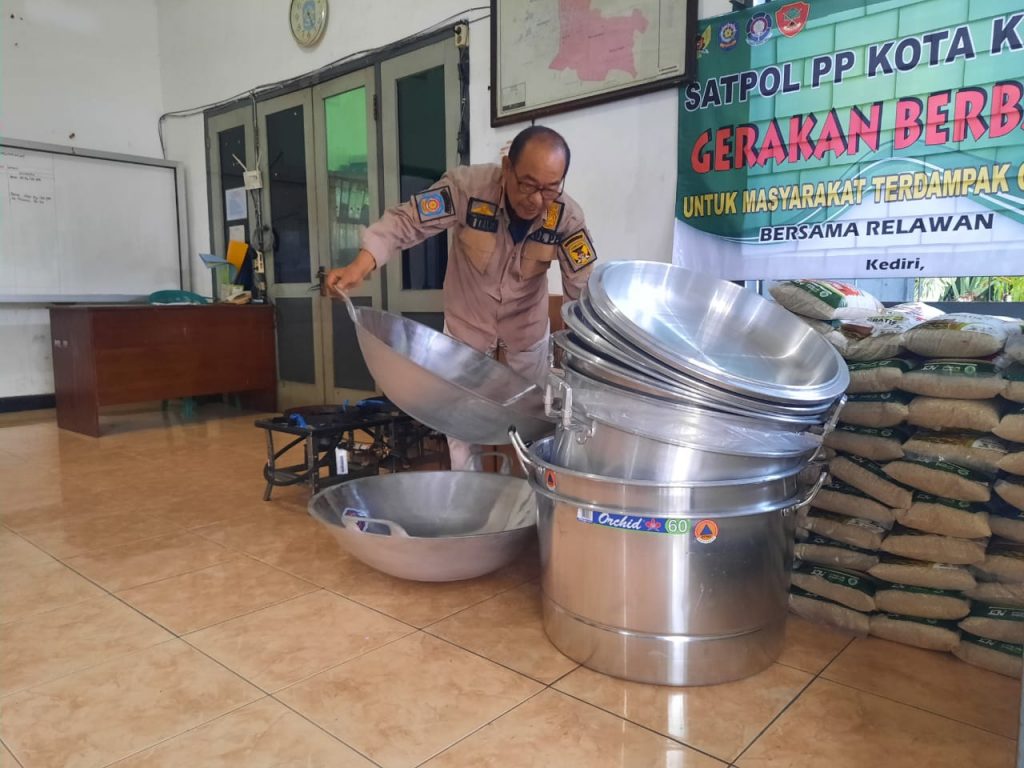 Buka Dapur Umum, Satpol-PP Kota Kediri Bagikan Makanan Siap Saji ke Warga Terdampak Pandemi