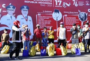 Gubernur Khofifah Ajak Warga Sekitar Gedung Grahadi Nyanyikan Indonesia Raya