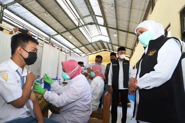 Gubernur Khofifah: Percepat Vaksinasi Pelajar, Level PPKM Turun, Pembelajaran Tatap Muka Terbatas Bisa Dimulai