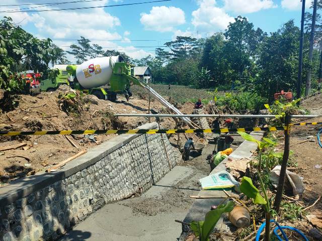 Lancarkan Akses Transportasi, Dinas PUPR Kabupaten Kediri Bangun Jembatan Jalur Lahar